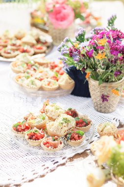 Ürün yelpazesine kanepeler. Ziyafet Servisi.