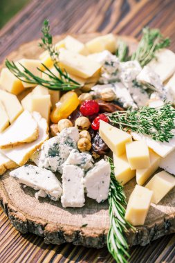 Peynirli peynir tabağı Dorblu, Parmesan peynirli, Brie peynirli, Camembert peynirli ve Rokfor peynirli.