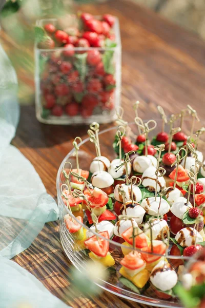 Surtido de canapés. Servicio de banquetes . —  Fotos de Stock