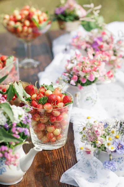 木のテーブル、ガーデン、フルーツ、チェリー、ラズベリー、いちご、ブルーベリーの鉢の果実 — ストック写真
