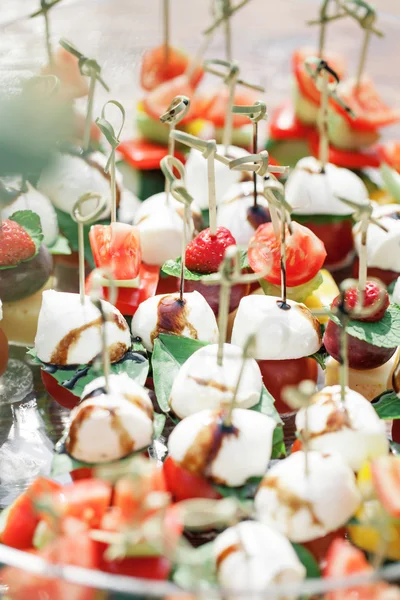 Assortiment de canapés. Service de banquet . — Photo