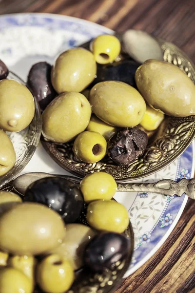 Cuenco lleno de aceitunas negras frescas servido como acompañamiento o aperitivo apetitoso —  Fotos de Stock