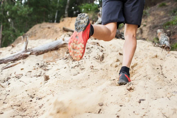 Close-up van silhouet benen en voeten van extreme langlauf man r — Stockfoto