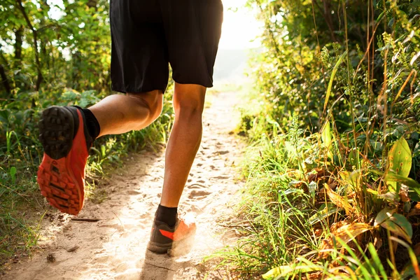 Close-up van silhouet benen en voeten van extreme langlauf man r — Stockfoto