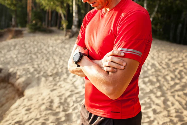 Runner na szlak górski ogląda sportwatch inteligentny zegarek, chec — Zdjęcie stockowe
