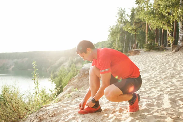 Coureur essayant chaussures de course se préparer pour la course . — Photo