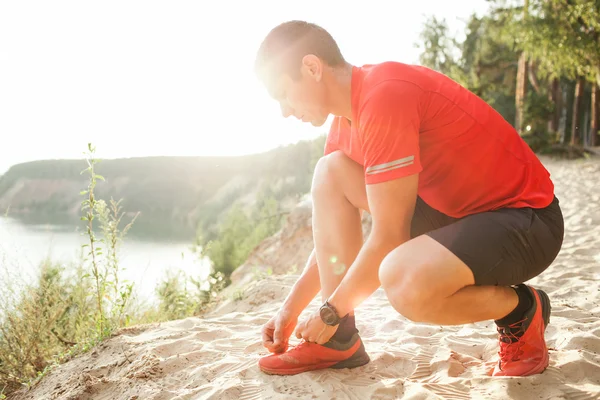 Runner tratando de zapatillas de correr preparándose para correr . — Foto de Stock