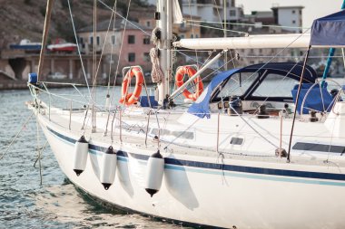 yelkenli yat karşı günbatımı. Lüks Yatlar.