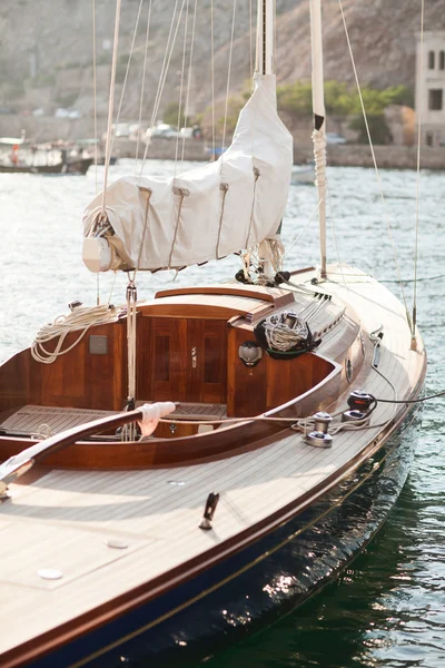 Sailing yacht against sunset. Luxury yachts. — Stock Photo, Image