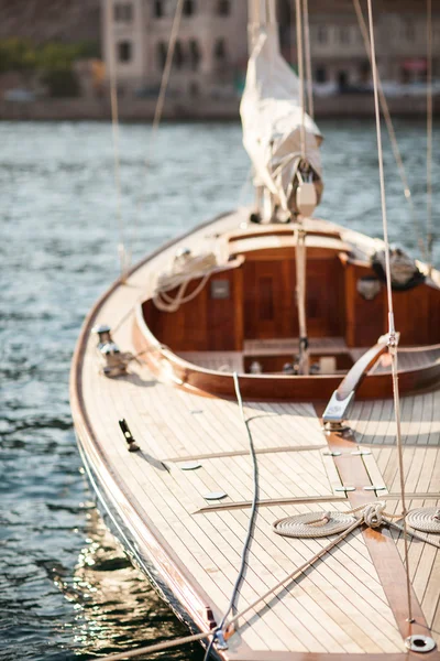 Bateau à voile contre le coucher du soleil. Yachts de luxe . — Photo