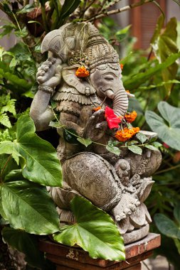 Ganesh heykel yeşil egzotik yapraklarda