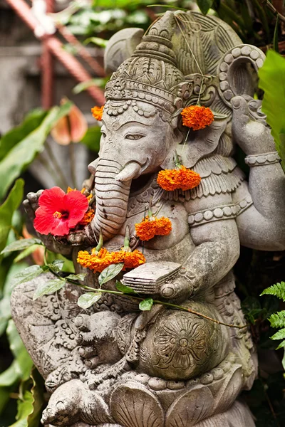 Estatua de Ganesh sobre hojas exóticas verdes —  Fotos de Stock