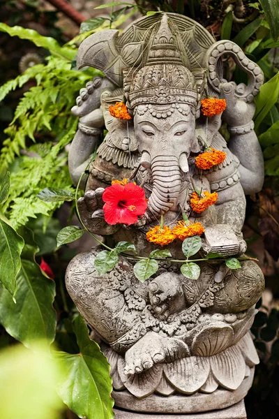 Estatua de Ganesh sobre hojas exóticas verdes —  Fotos de Stock