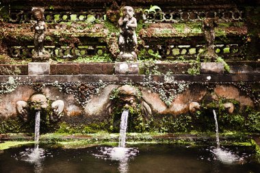 Endonezya Bali Tapınağı girişindeki bahçe heykeli