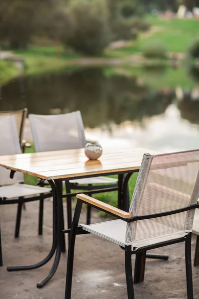 Un restaurante al aire libre con hermosas vistas al lago —  Fotos de Stock