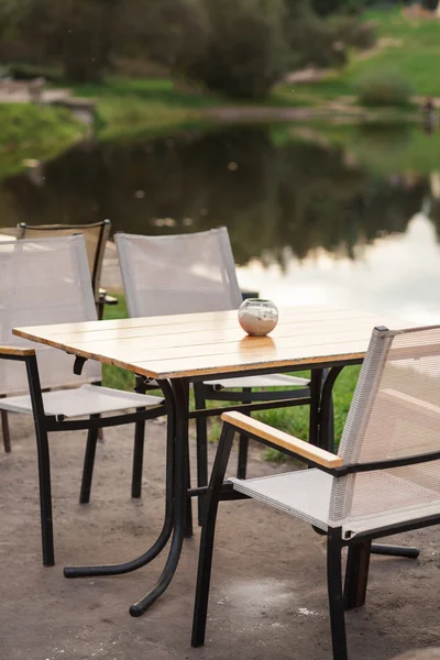 Открытый ресторан с прекрасным видом на озеро — стоковое фото