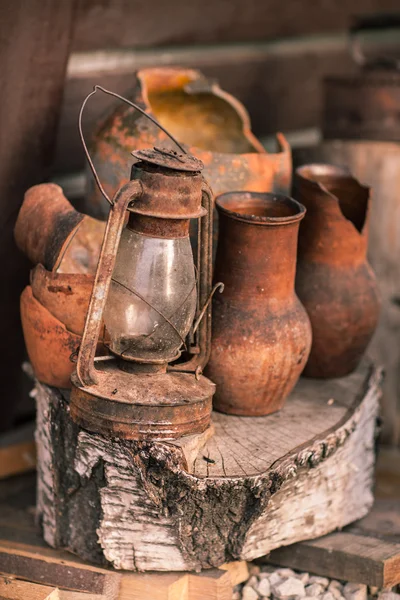 Vintage Zátiší s cibulí a košík — Stock fotografie