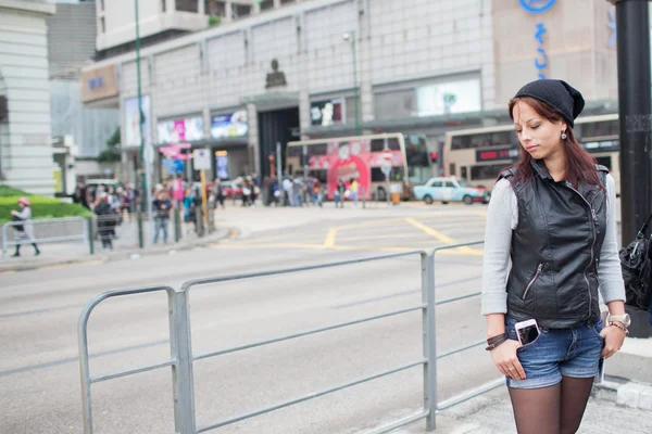 Schöne junge Mädchen stehen auf und beobachten tagsüber in Hongkong, verloren in der Stadt — Stockfoto