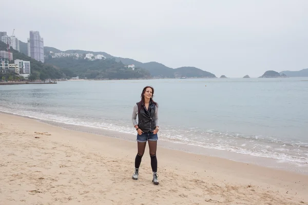 香港旅游女人在浅水湾海滩。皮革夹克和温暖毛衣欣赏风景美丽的亚洲女人。香港旅行和旅游的概念. — 图库照片