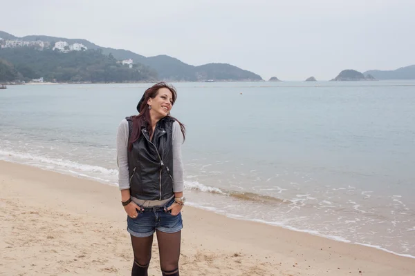 香港旅游女人在浅水湾海滩。皮革夹克和温暖毛衣欣赏风景美丽的亚洲女人。香港旅行和旅游的概念. — 图库照片