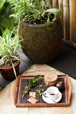 Espresso kahve Kupası bir ahşap tepsi. 