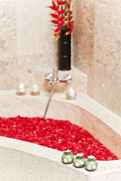 Fleurs rouges tropicales dans le bain d'hôtel de luxe. Décoration Spa. Détends-toi. — Photo