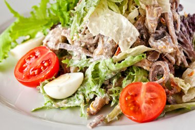 Tavuk, mozzarella ve domates salatası.