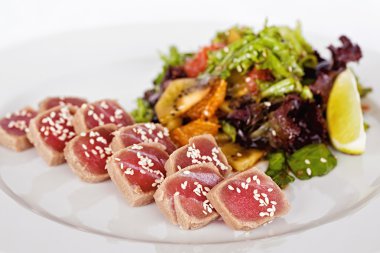 Tahtada ızgara biftek.