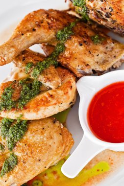 Barbekü tavuk tavuk kanadı kereviz sopa ve çiftlik sauc
