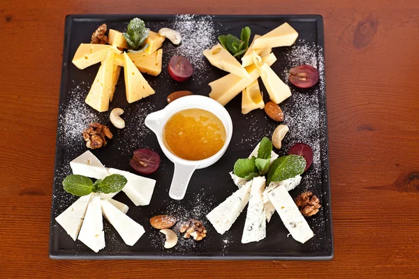 Placa de queso con quesos Dorblu, Parmesano, Brie, Camembert y —  Fotos de Stock