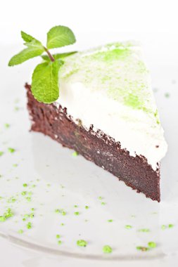 vanilyalı krema ve nane ile ev yapımı çikolatalı kek