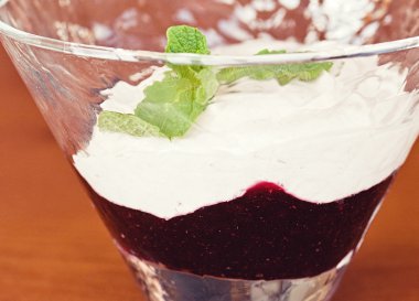 Kırbaçlanan krem meyve ve reçel ile köpük soğuk