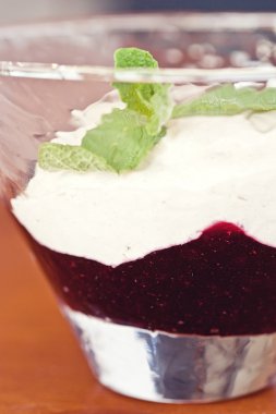 Kırbaçlanan krem meyve ve reçel ile köpük soğuk