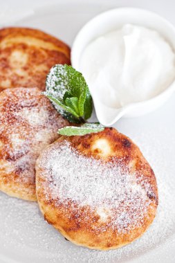 Peynirli krep ekşi krema ile