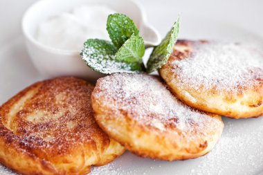 Peynirli krep ekşi krema ile