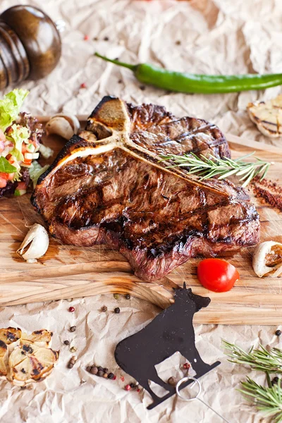Steakes pyszne wołowiny na talerzu — Zdjęcie stockowe