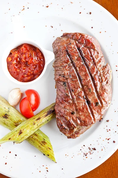 Leckere Rindfleischsteaks auf dem Teller — Stockfoto