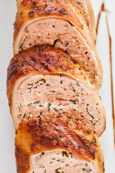 Stuffed turkey rolls with ham and spring onions in creamy sauce — Stock Photo, Image