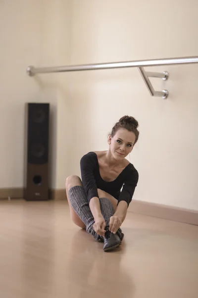 Schöne Balletttänzerin, Tänzerin im modernen Stil posiert im Studio — Stockfoto