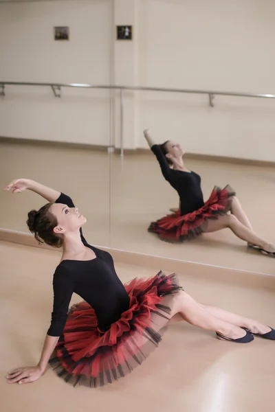 Schöne Balletttänzerin, Tänzerin im modernen Stil posiert im Studio — Stockfoto