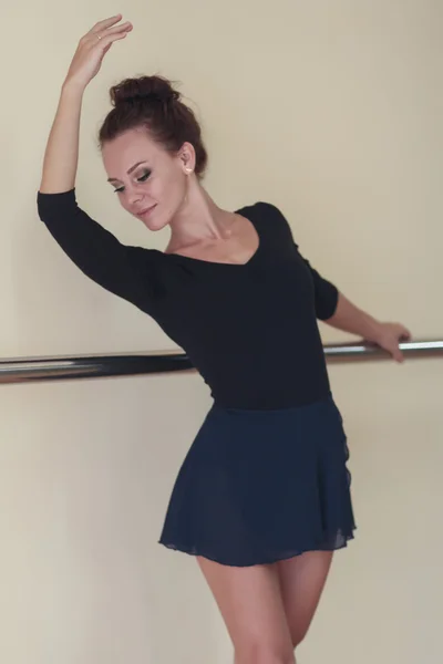 Hermosa bailarina de ballet, bailarina de estilo moderno posando en el estudio — Foto de Stock