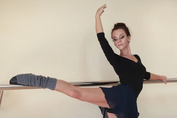 Hermosa bailarina de ballet, bailarina de estilo moderno posando en el estudio — Foto de Stock