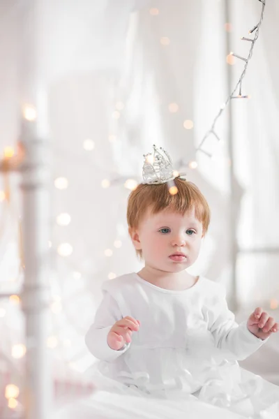 温かみのある柔らかいクリスマス l 間ベッドの上で遊ぶかわいい幼児女の子 — ストック写真