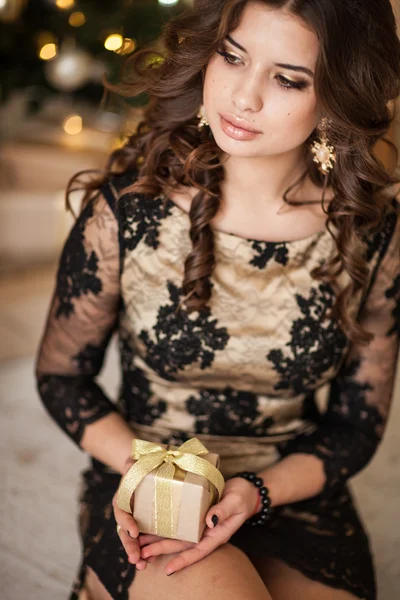 Humor de Natal. Modelo de mulher bonita. Maquiagem. Cabelo longo e saudável — Fotografia de Stock