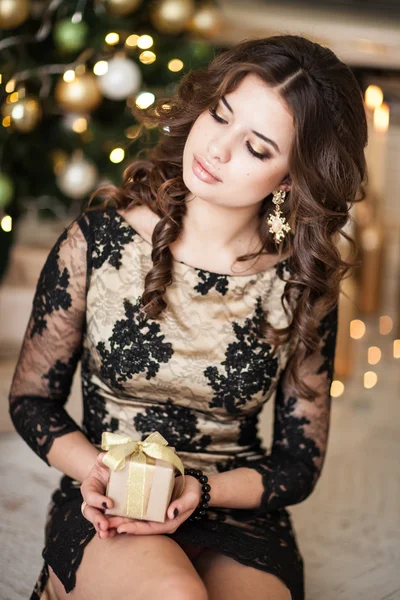 Kerstsfeer. Mooie vrouw model. Make-up. Gezond lang haar — Stockfoto