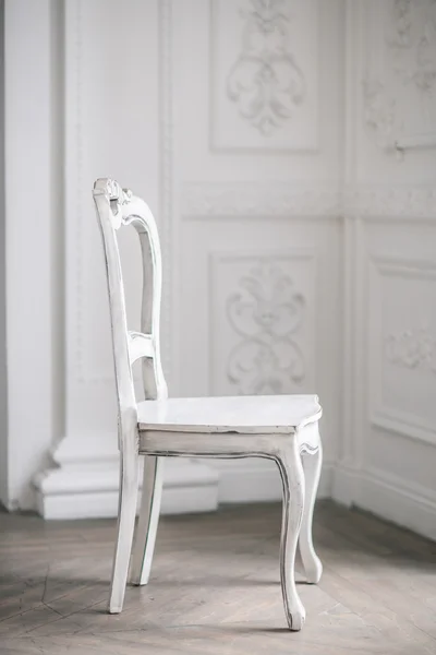 Białe drewniane Vintage krzesło stoi przed White Wall na — Zdjęcie stockowe