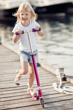 scooter deniz kenarında üzerinde küçük kız