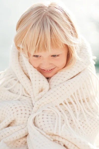 Забавный милый ребенок в огромном вязаном шарфе — стоковое фото
