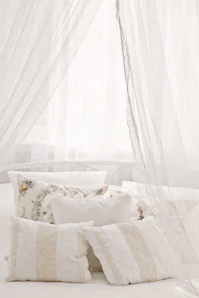 Letto bianco accogliente con cuscino vintage — Foto Stock