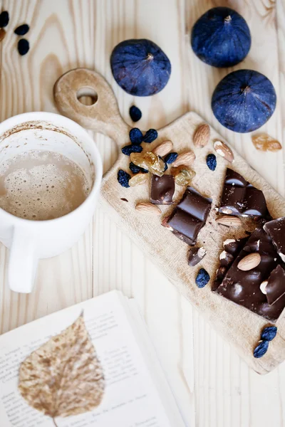 Secangkir kopi dengan buku dan coklat — Stok Foto